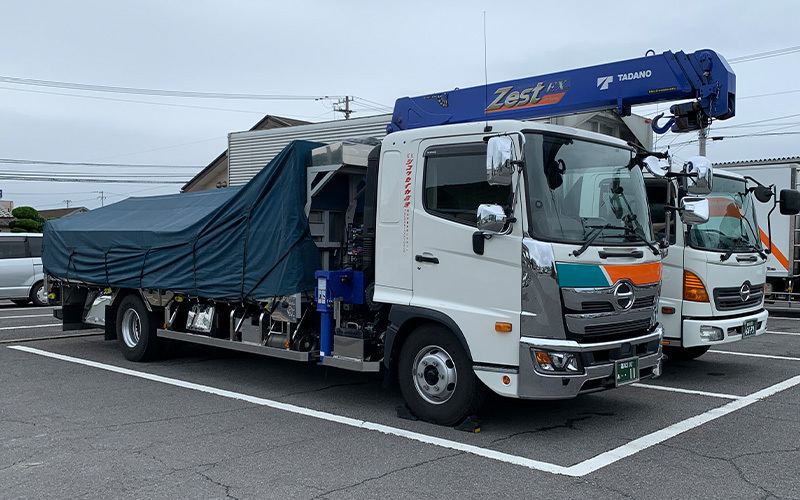 画像：4ｔ平ボディーユニック車（精密機械輸送専用エアサス車）